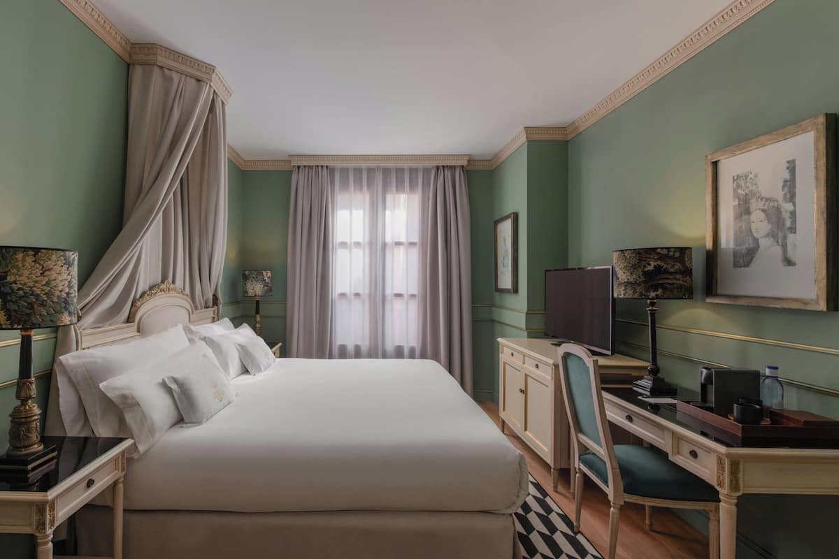 Room, 1 King Bed, Non Smoking | Minibar, in-room safe, individually decorated, individually furnished