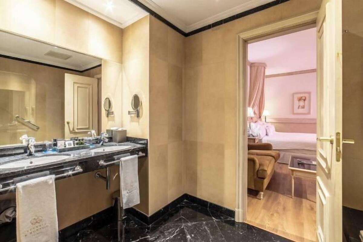 Bathroom | Free toiletries, hair dryer, bathrobes, slippers