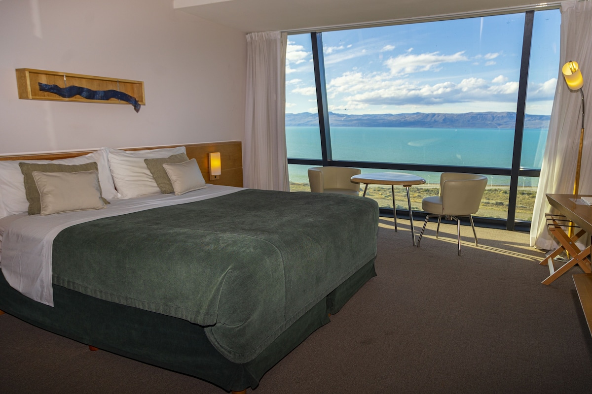 Premium bedding, down comforters, minibar, in-room safe