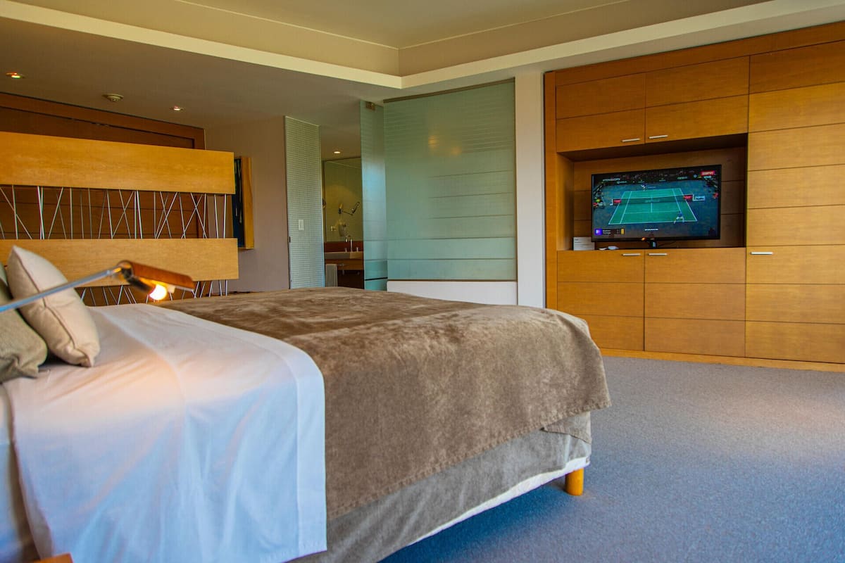 Premium bedding, down duvets, minibar, in-room safe