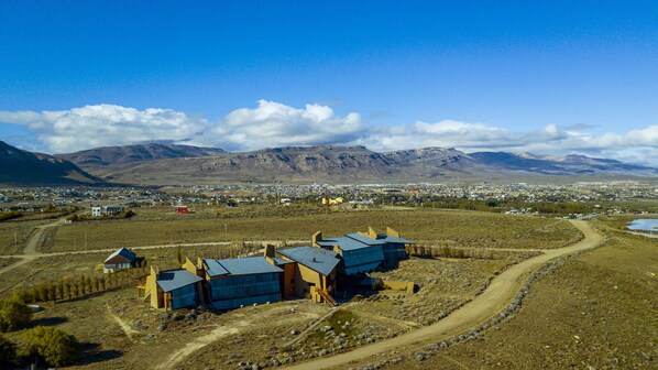 A remote village with modern buildings and a clear view of distant mountains. - Design Suites Calafate (El Calafate)