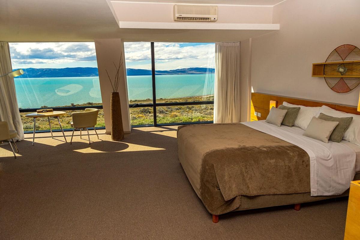 Premium bedding, down duvets, minibar, in-room safe