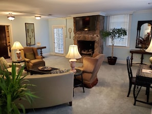 Room, Private Bathroom (Worthington) | Living area | 48-inch Smart TV with cable channels, TV