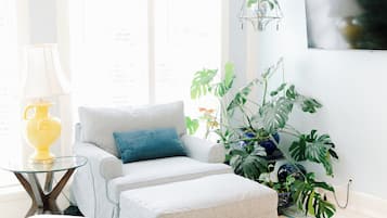 客房, 私人浴室 (Solarium) | 起居區 | 48-吋智慧型電視、有線頻道、電視