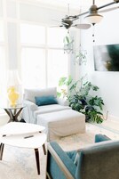 Szoba, privát fürdőszoba (Solarium) | Nappalirész | 48 hüvelyk képátmérőjű 
okostévé, amelyen többféle kábelcsatorna nézhető