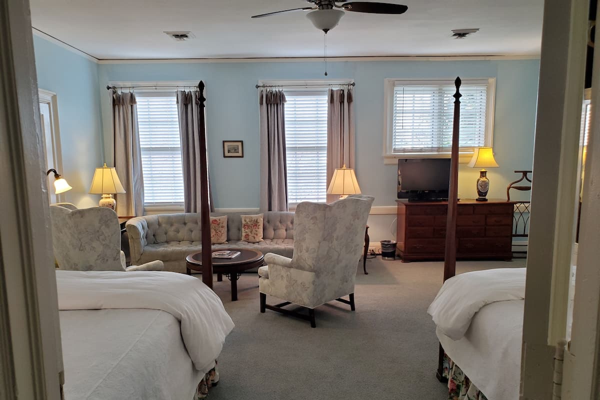 ห้องพัก, ห้องน้ำส่วนตัว (Euclid) | เครื่องนอนระดับพรีเมียม, เตารีด/โต๊ะรีดผ้า, เตียงเสริม/เปล, Wi-Fi ฟรี