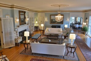 Lobby sitting area - Morehead Inn (Charlotte)