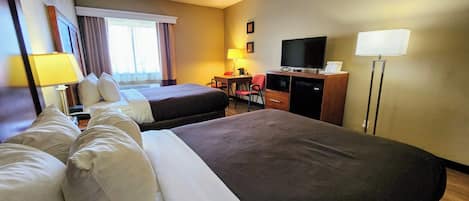 Quarto, 2 camas Queen, para não fumantes (Pet Friendly) | Escrivaninha, espaço de trabalho para notebook