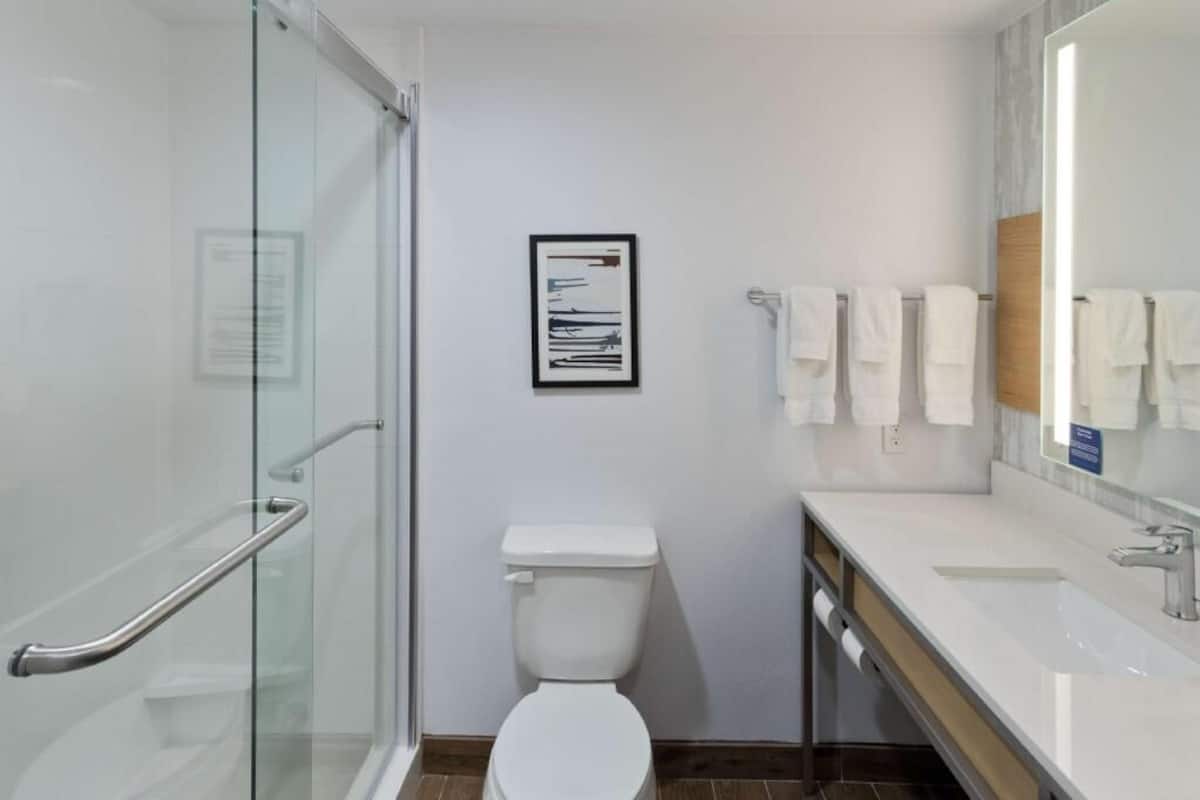 Amenidades de baño gratuitas, secadora de cabello, toallas
