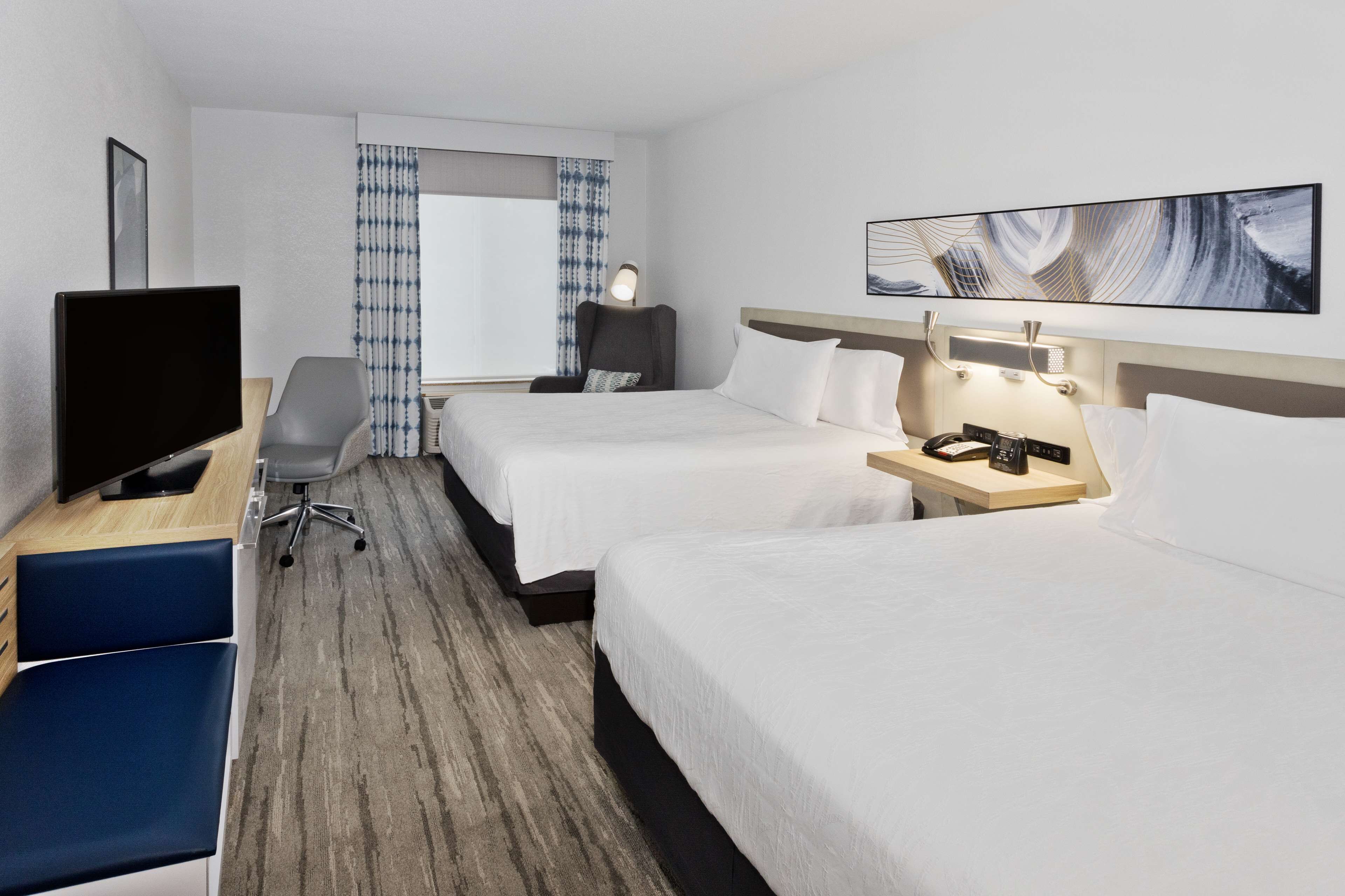 premium bedding, down duvets, in-room safe, desk