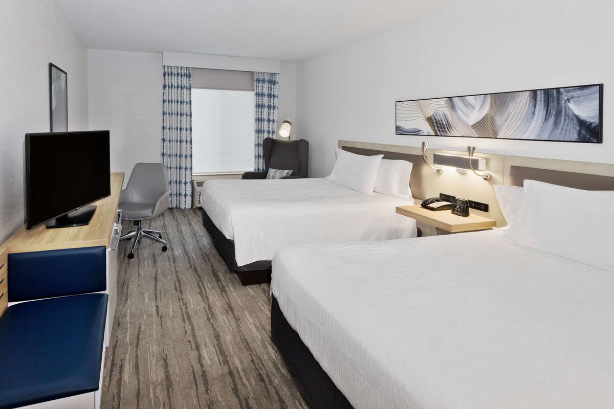 premium bedding, down duvets, in-room safe, desk