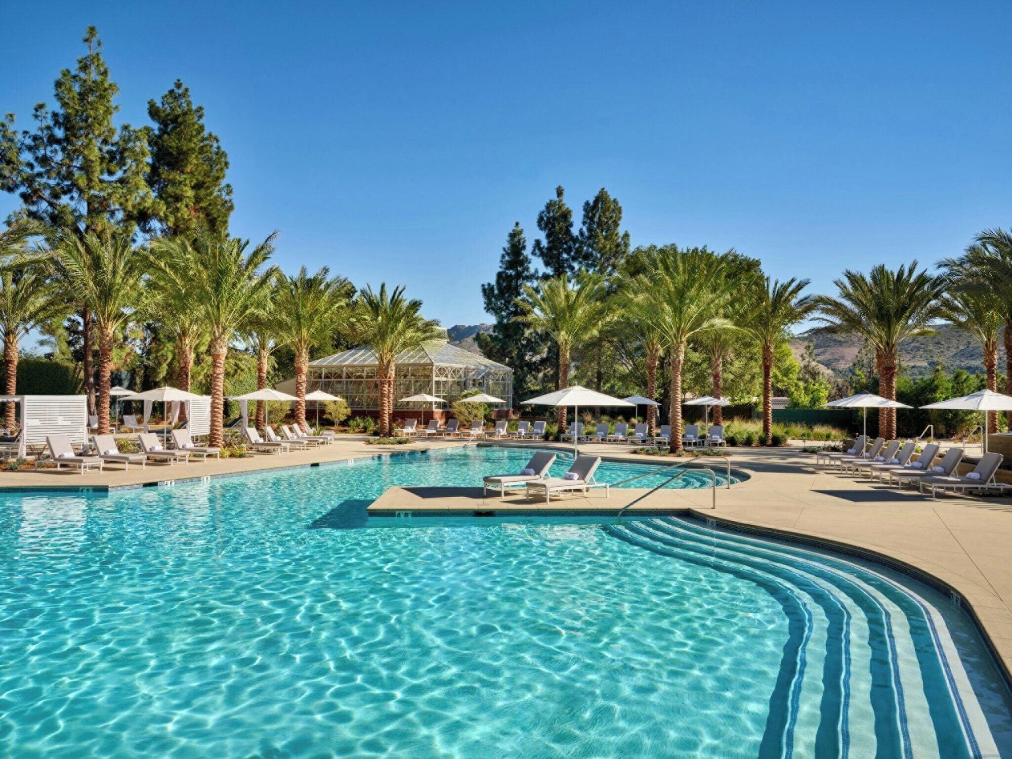 Sisäuima-allas, ulkouima-allas, maksullisia cabañoita, aurinkovarjoja