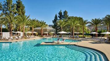 Sisäuima-allas, ulkouima-allas, maksullisia cabañoita, aurinkovarjoja