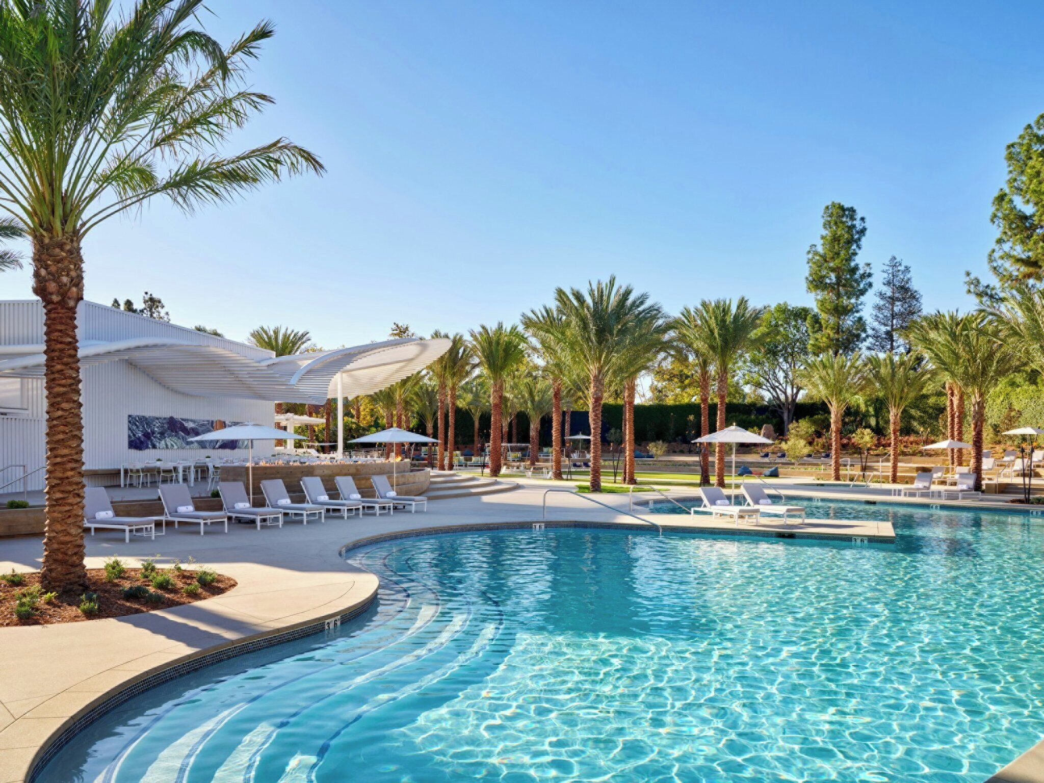 من حمّامات السباحة المغطاة، حمّام سباحة خارجي، كبائن (بتكلفة إضافية)