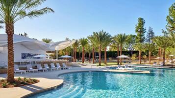 Kolam renang indoor dan kolam renang outdoor