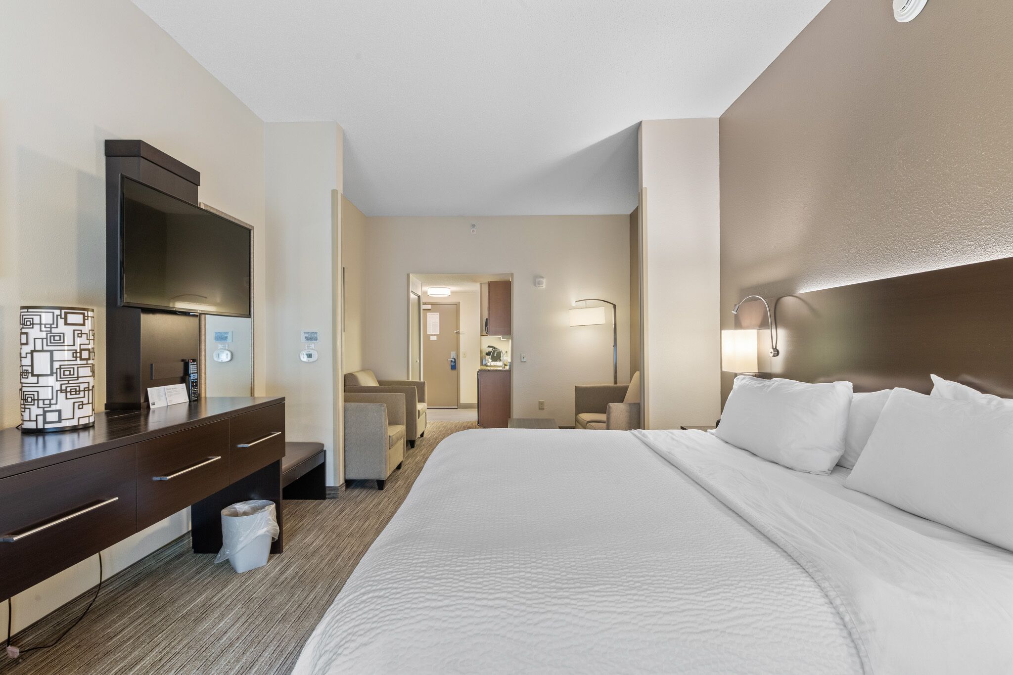 Suite, 1 King Bed (Whirlpool) | In-room safe, individually furnished, desk, laptop workspace
