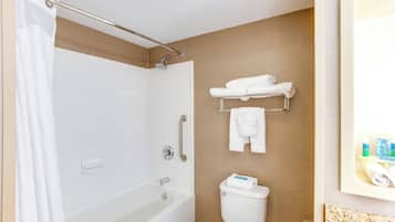 Une salle de bain équipée d’une douche, de toilettes et d’un porte-serviettes.