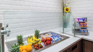 Zona de buffet per a l'esmorzar amb fruita, iogurts i cereals variats.