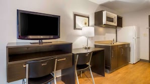 Studio – standard, ikke-røyk, kjøleskap og mikrobølgeovn | Skrivebord, skrivebord for bærbar PC og strykejern/-brett