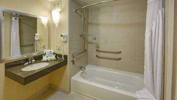 Combined shower/bathtub, free toiletries, hair dryer, towels