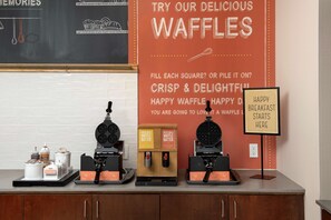 Free daily full breakfast  - Hampton Inn Knoxville East (Knoxville)