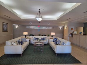 Lobby sitting area - La Quinta Inn and Suites Fort Myers I-75 (Fort Myers)