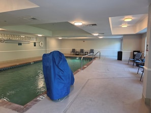 Indoor pool - La Quinta Inn and Suites Fort Myers I-75 (Fort Myers)