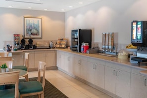 Free daily on-the-go breakfast - La Quinta Inn and Suites Fort Myers I-75 (Fort Myers)