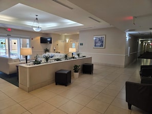 Lobby - La Quinta Inn and Suites Fort Myers I-75 (Fort Myers)