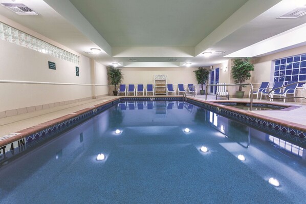 Indoor pool - La Quinta Inn and Suites Fort Myers I-75 (Fort Myers)