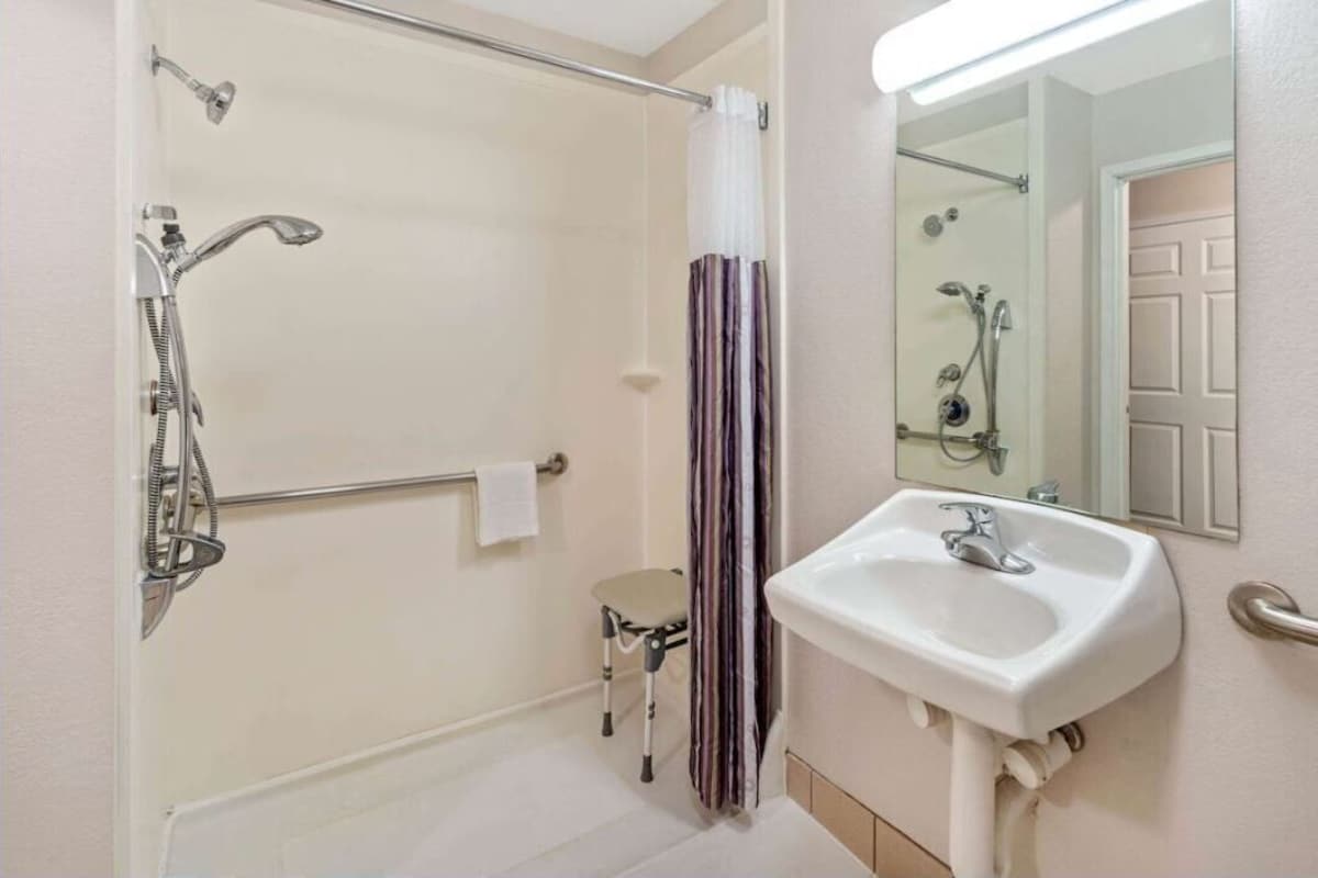 Combined shower/bathtub, free toiletries, hair dryer, towels