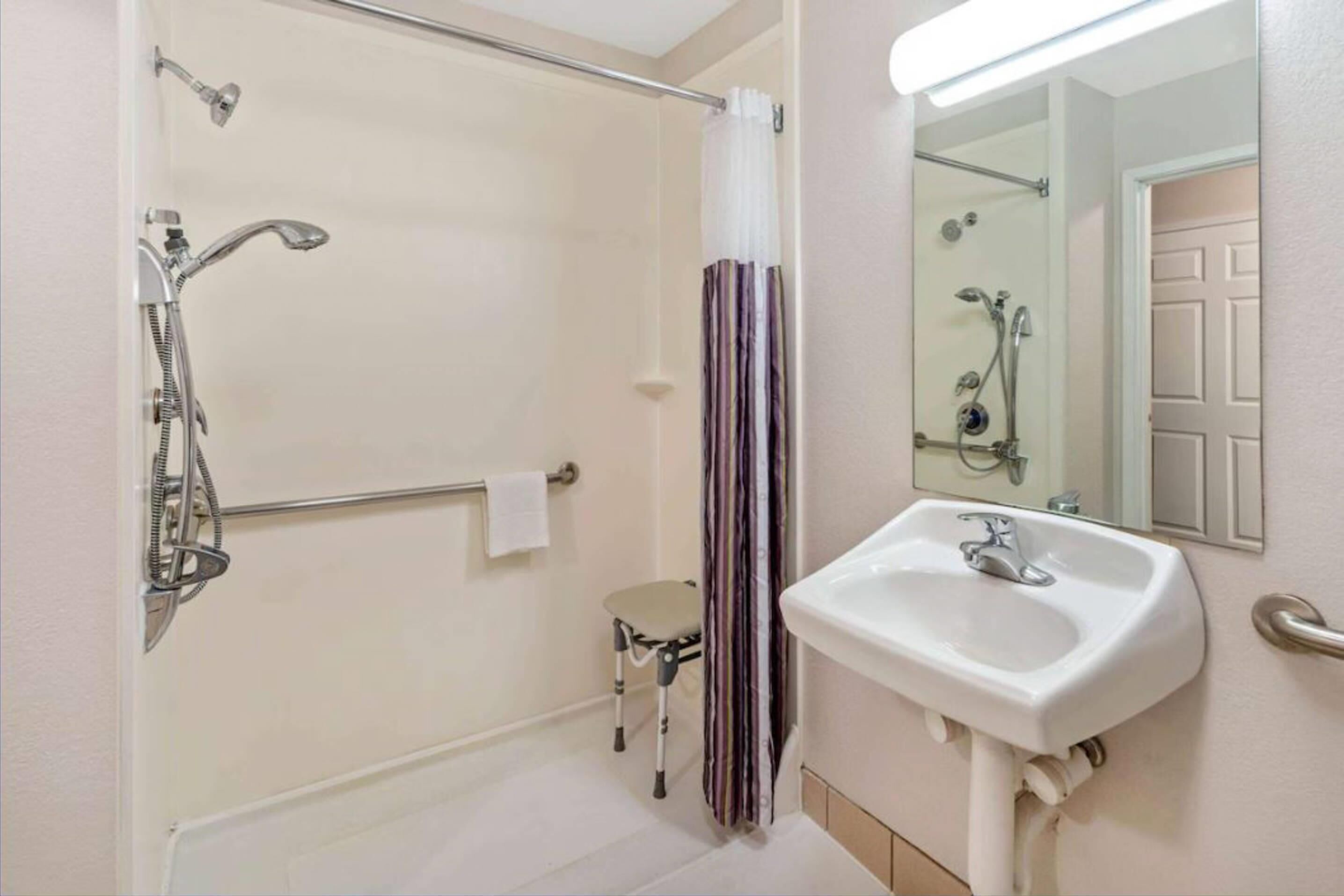 Photo - La Quinta Inn and Suites Fort Myers I-75