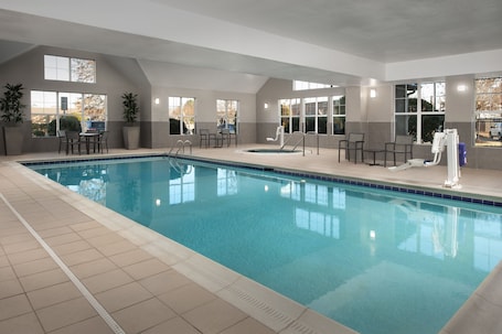 Una piscina techada. Residence Inn by Marriott Fayetteville Cross Creek