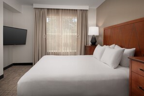 Suite, 1 habitación | Escritorio, espacio para trabajar con laptop y cortinas blackout 
