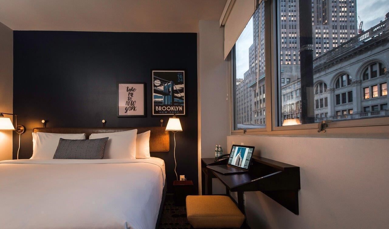 Hochwertige Bettwaren, Schreibtisch, Bügeleisen/Bügelbrett