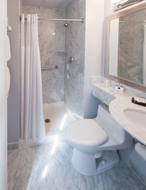 Chuveiro, produtos de toalete de grife, secador de cabelo