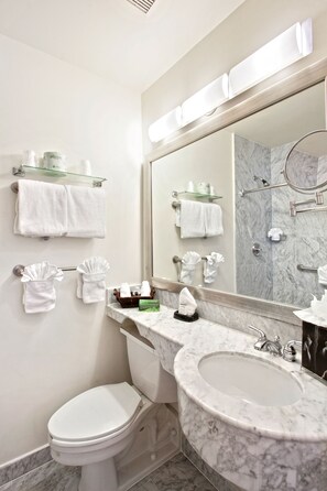 Shower, designer toiletries, hair dryer, towels - U Hotel Fifth Avenue (New York)