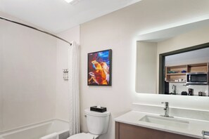 Zimmer, 1 King-Bett (Comm, Mobil, Access Tub) | Badezimmer | Duschwanne, Haartrockner, Handtücher