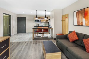 Escritorio, espacio para trabajar con laptop y cortinas blackout 