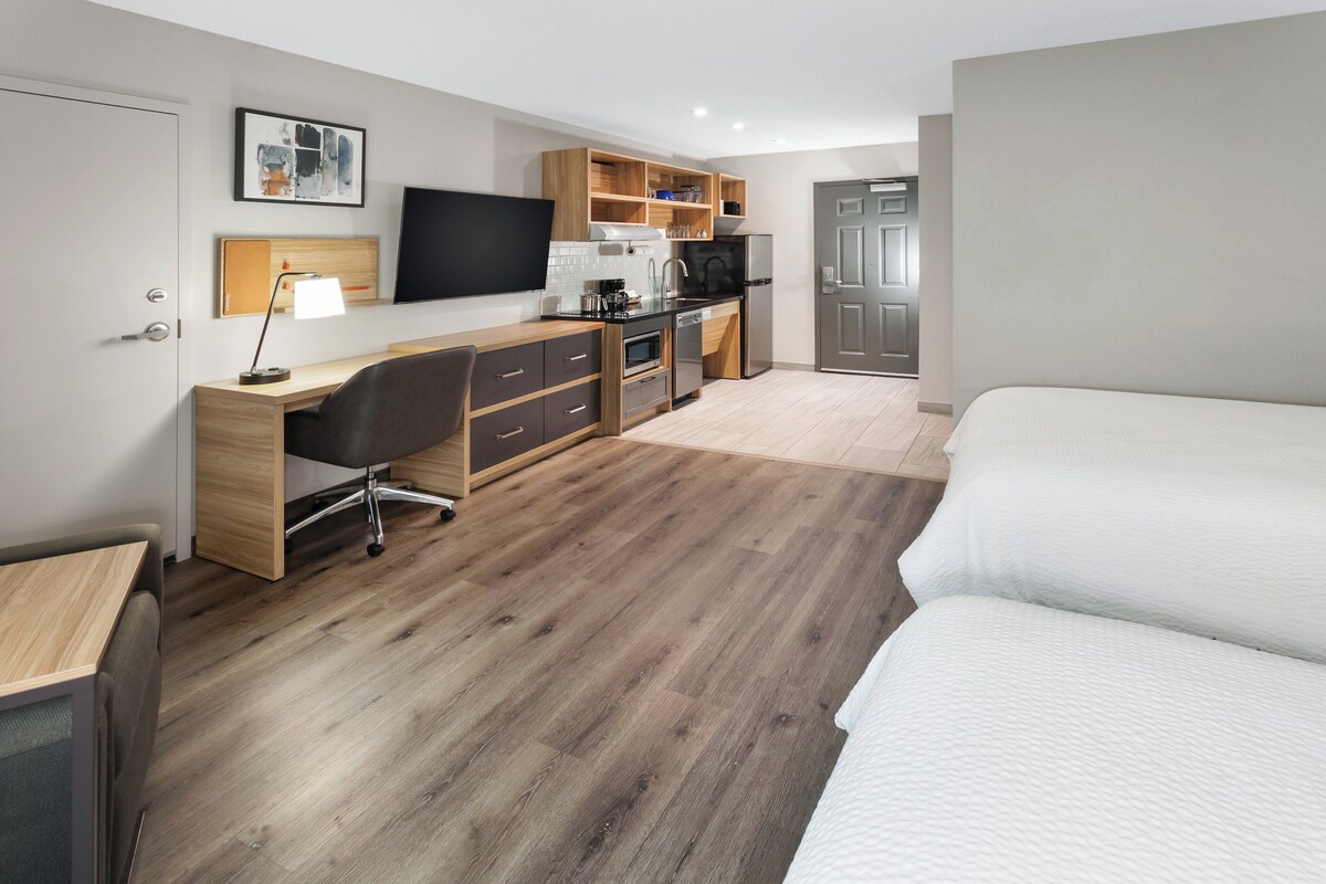 Room, 2 Katil Kelamin (Double), Accessible (Mobility, Roll-In Shower) | Meja, ruang kerja komputer riba, langsir/tirai gelap terus, kalis bunyi 