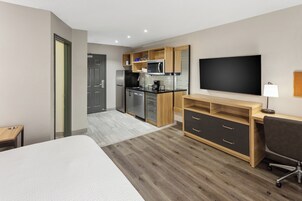 Escritorio, espacio para trabajar con laptop y cortinas blackout 