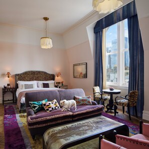 En 43-tommers smart-TV med kabel-kanaler samt TV og filmkjøp