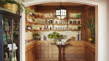 Sauna, hot tub, steam room, body treatments, mud baths, hydrotherapy