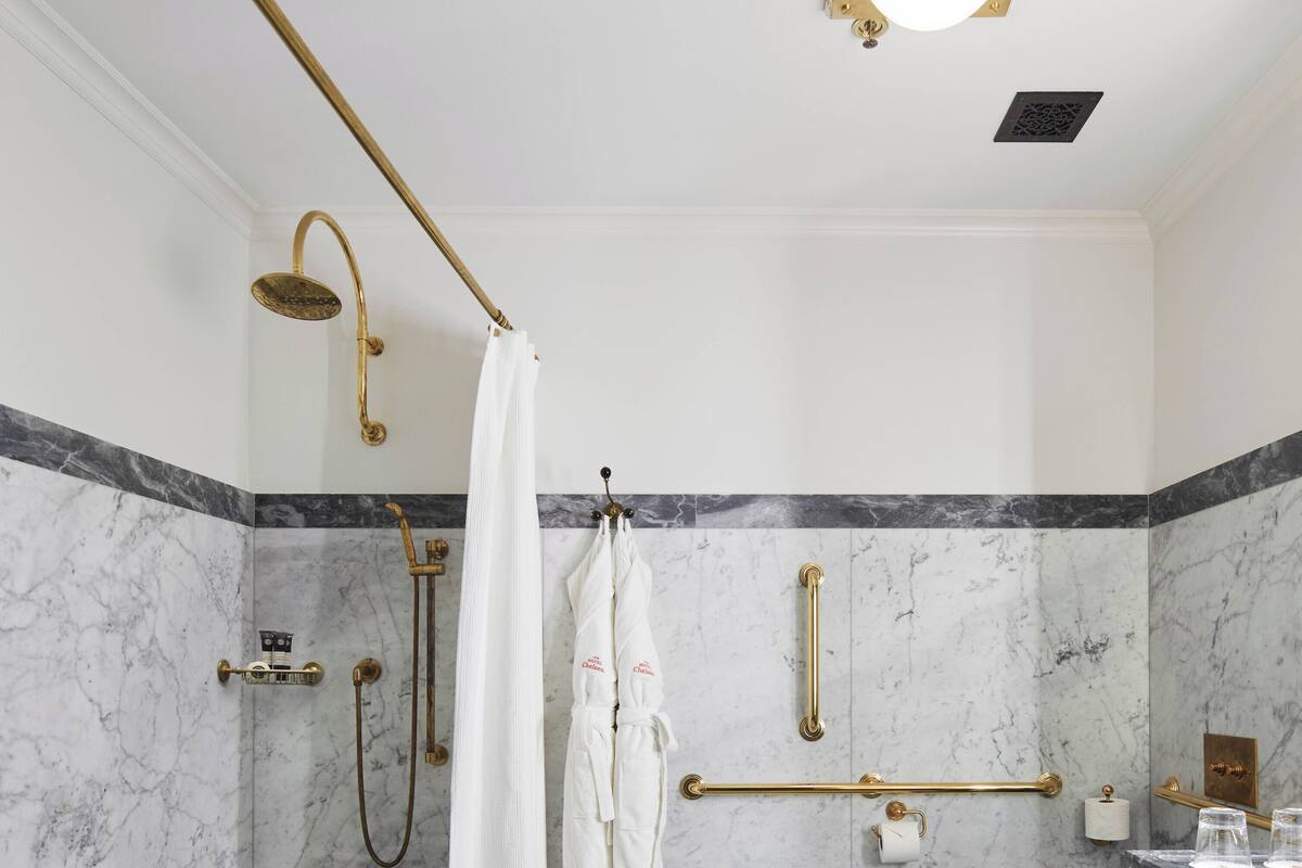 Room, 1 King Bed, Mobility Accessible | Bathroom | Free toiletries, hair dryer, bathrobes, slippers
