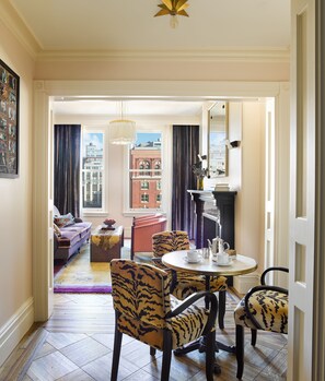 43-inch Smart TV with cable channels, TV, pay movies - The Hotel Chelsea (New York)