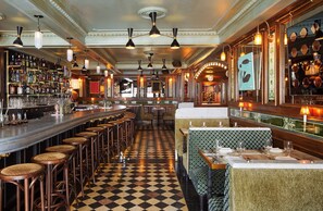 Dinner served - The Hotel Chelsea (New York)