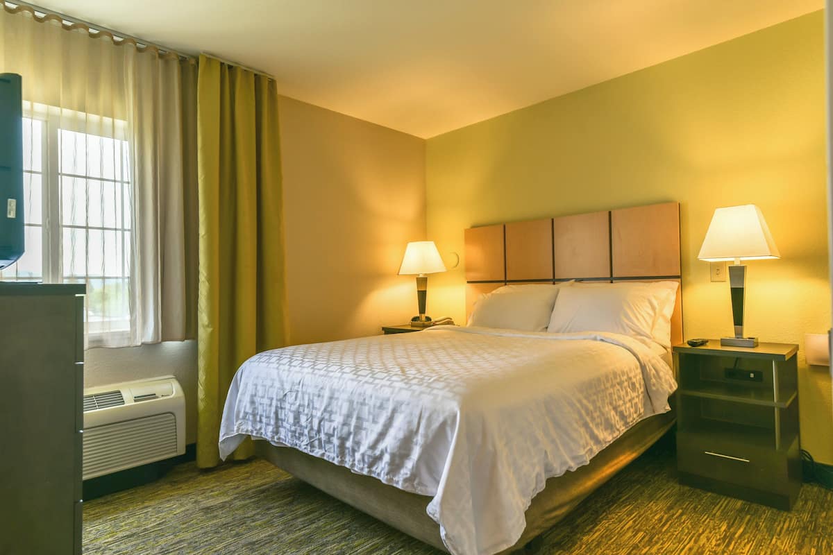 suite, 1 bedroom | premium bedding, desk, iron/ironing board, free cots/infant beds