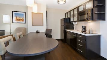 Full-size fridge, microwave, stovetop, dishwasher