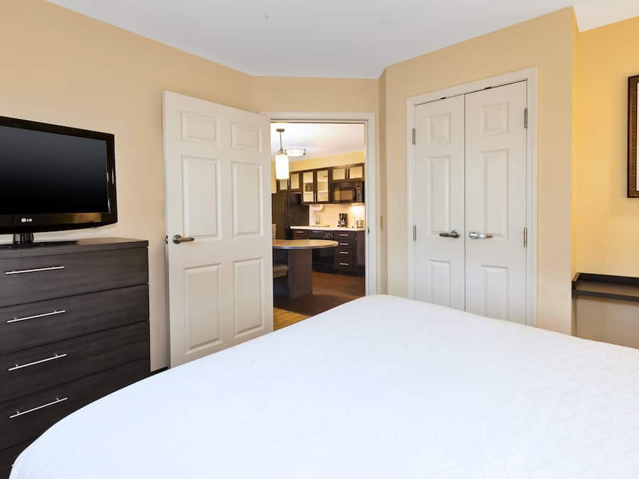 Colchones con pillow-top, escritorio y cortinas blackout