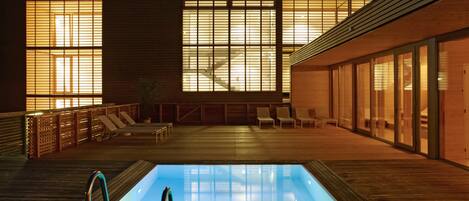 Kolam renang indoor dan kolam renang outdoor